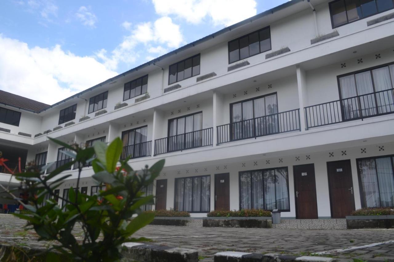 Puncak Village Hotel & Kampung Main Anak Gadok Экстерьер фото