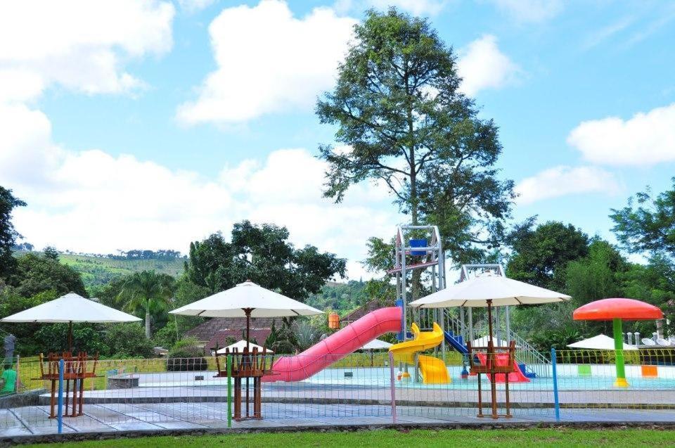 Puncak Village Hotel & Kampung Main Anak Gadok Экстерьер фото